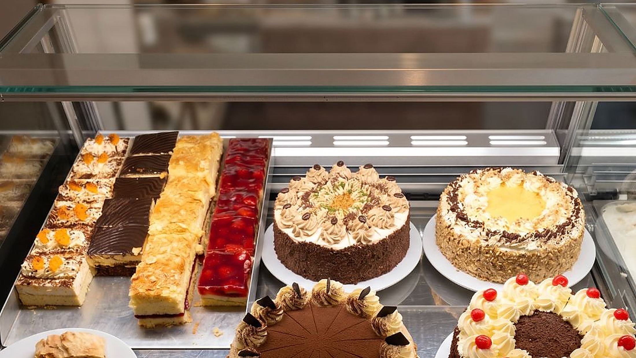 Unsere Kuchen und Torten in der Vitrine des Eiscafé San Remo